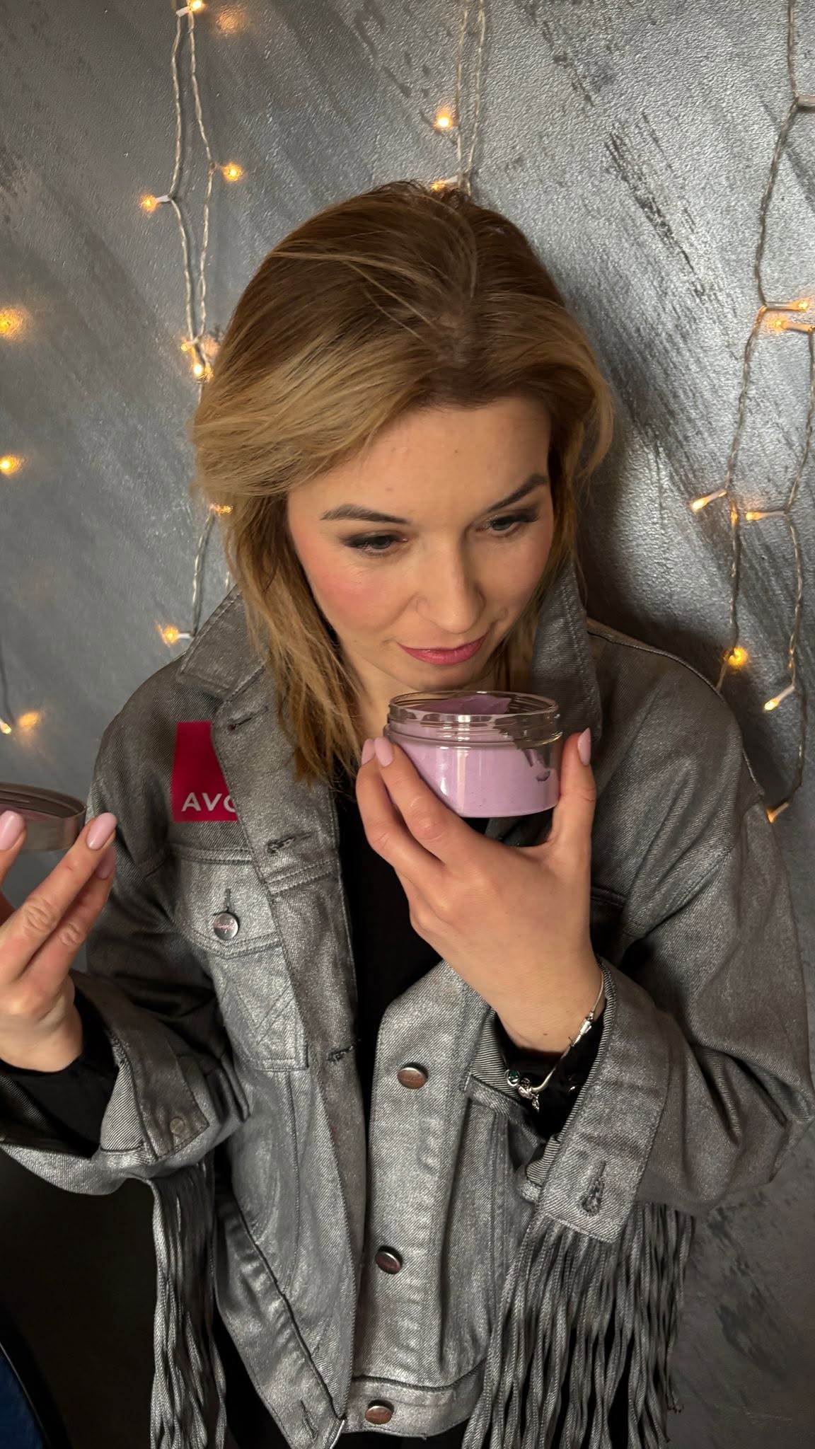 Patrycja, liderka zespołu, prezentuje kosmetyk Avon
